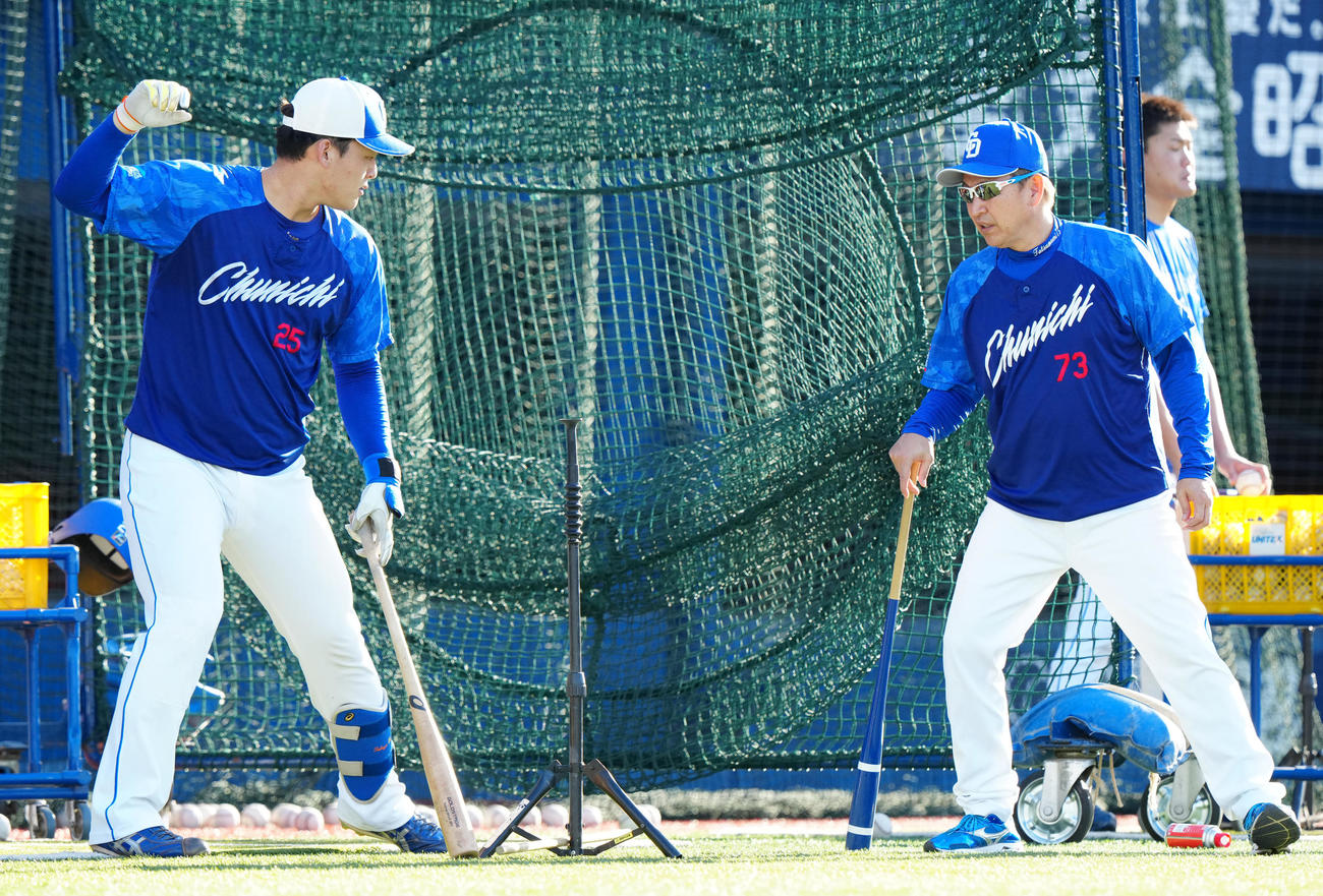 試合前練習中、中日石川昂（左）に指導する立浪監督（2023年9月14日撮影）