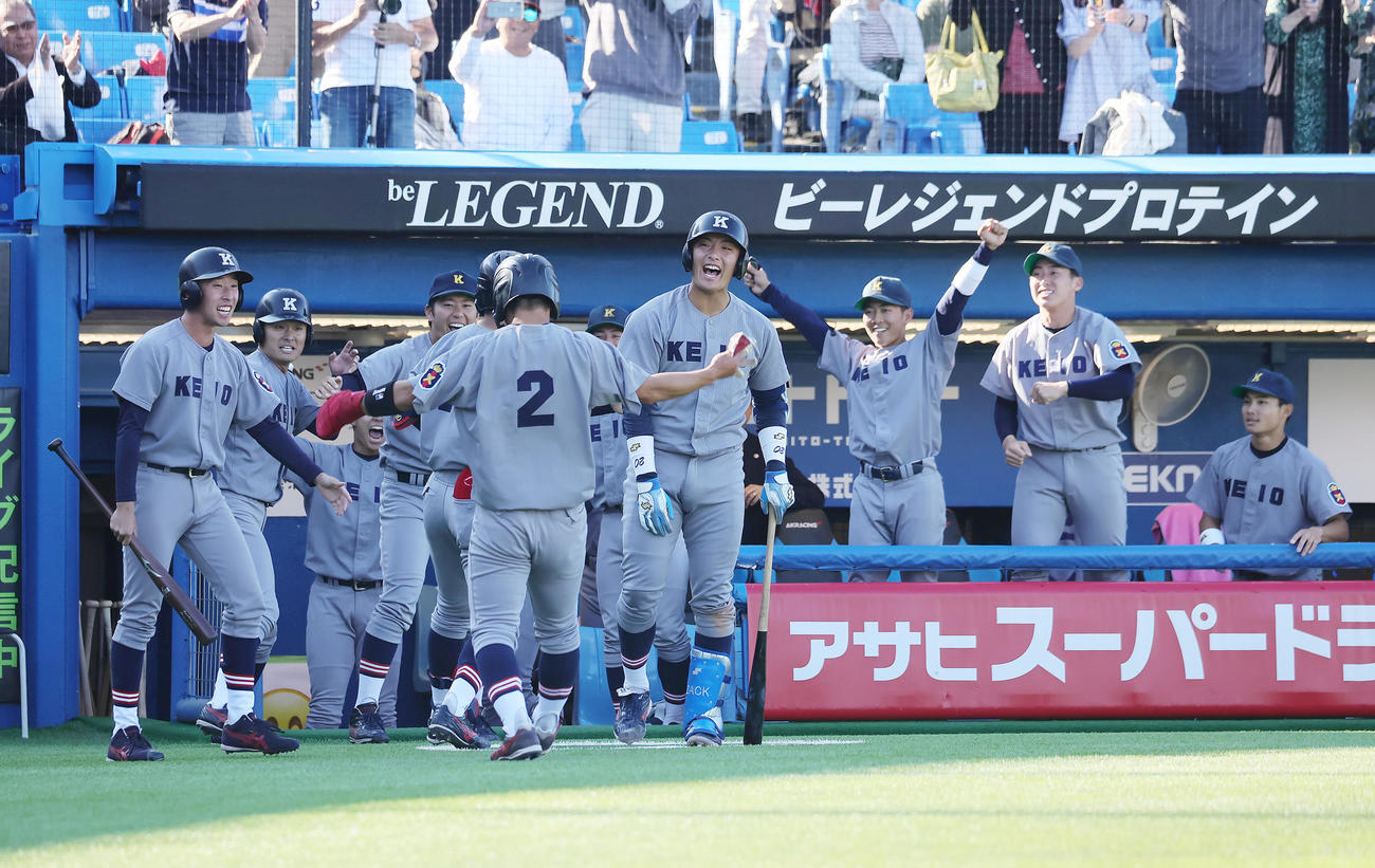 慶大対早大　3回表慶大無死一塁、広瀬の左越え2点本塁打に盛り上がるベンチ（撮影・足立雅史）
