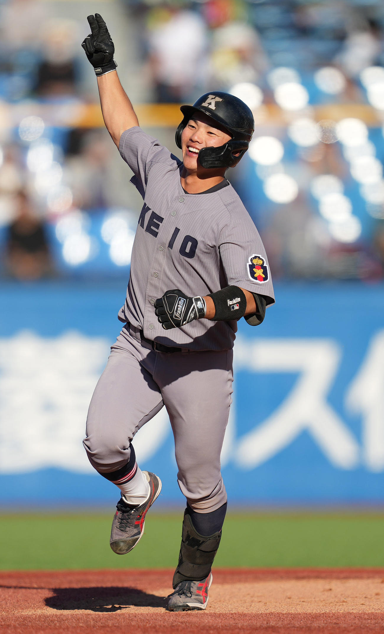 慶大対早大　7回表慶大無死、左越えソロ本塁打を放った本間は指を突き上げる（撮影・鈴木みどり）