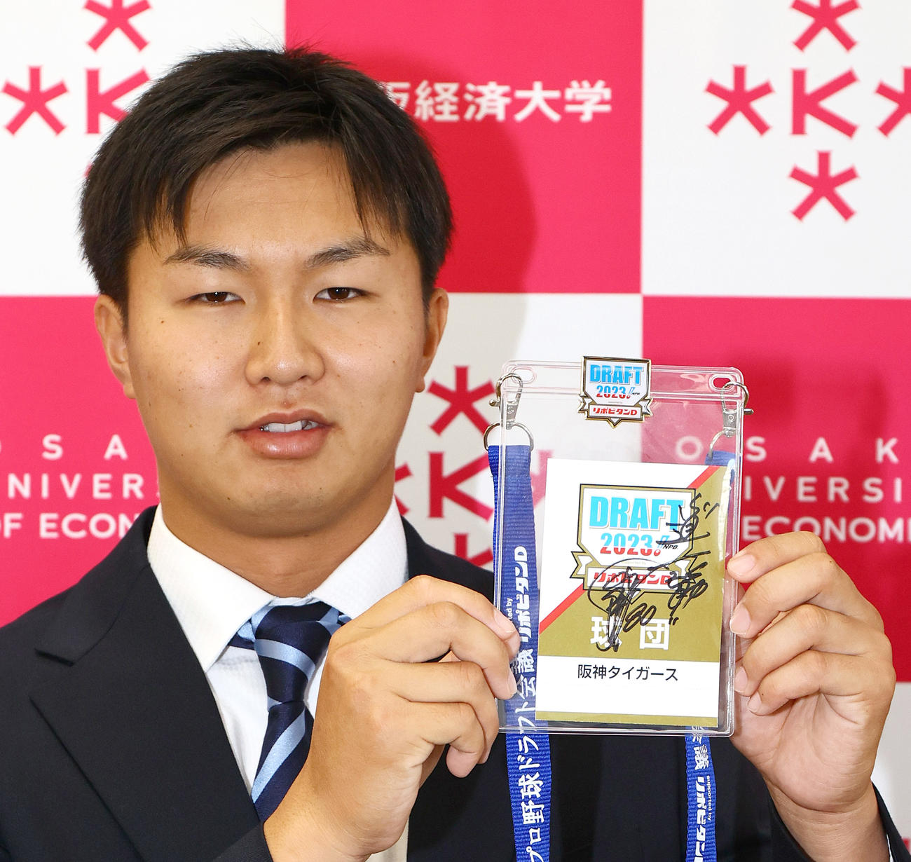 大経大・津田は阪神の指名あいさつを受け笑顔を見せる（撮影・上山淳一）