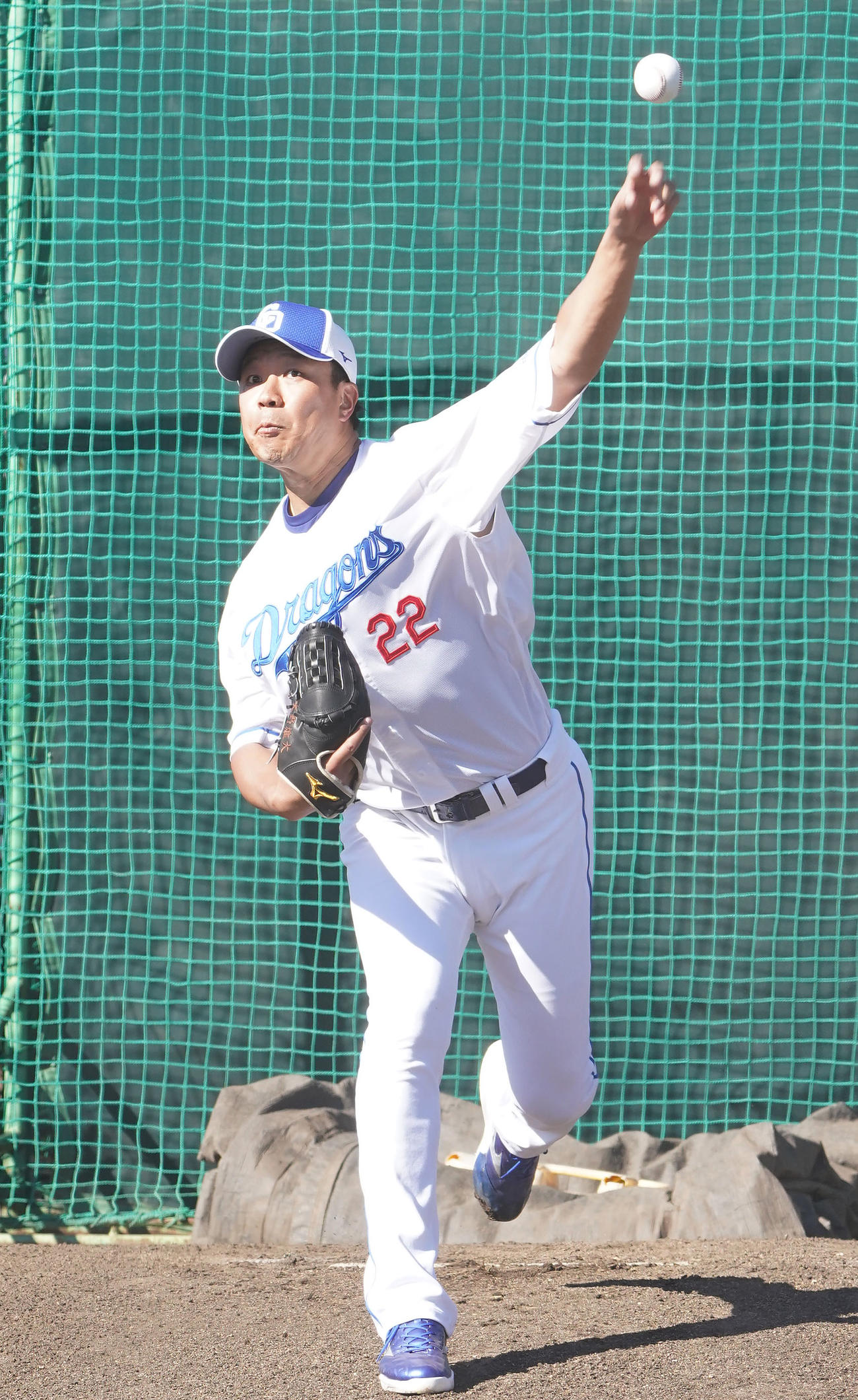 ブルペンに入り投球練習をする大野雄（撮影・森本幸一）