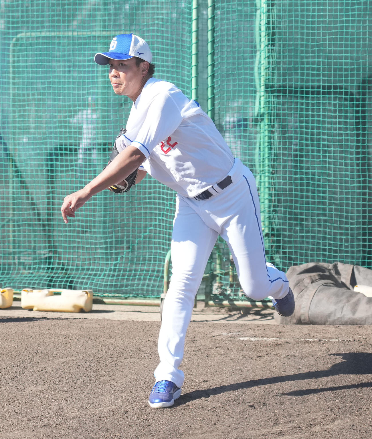 ブルペンに入り投球練習をする大野雄（撮影・森本幸一）