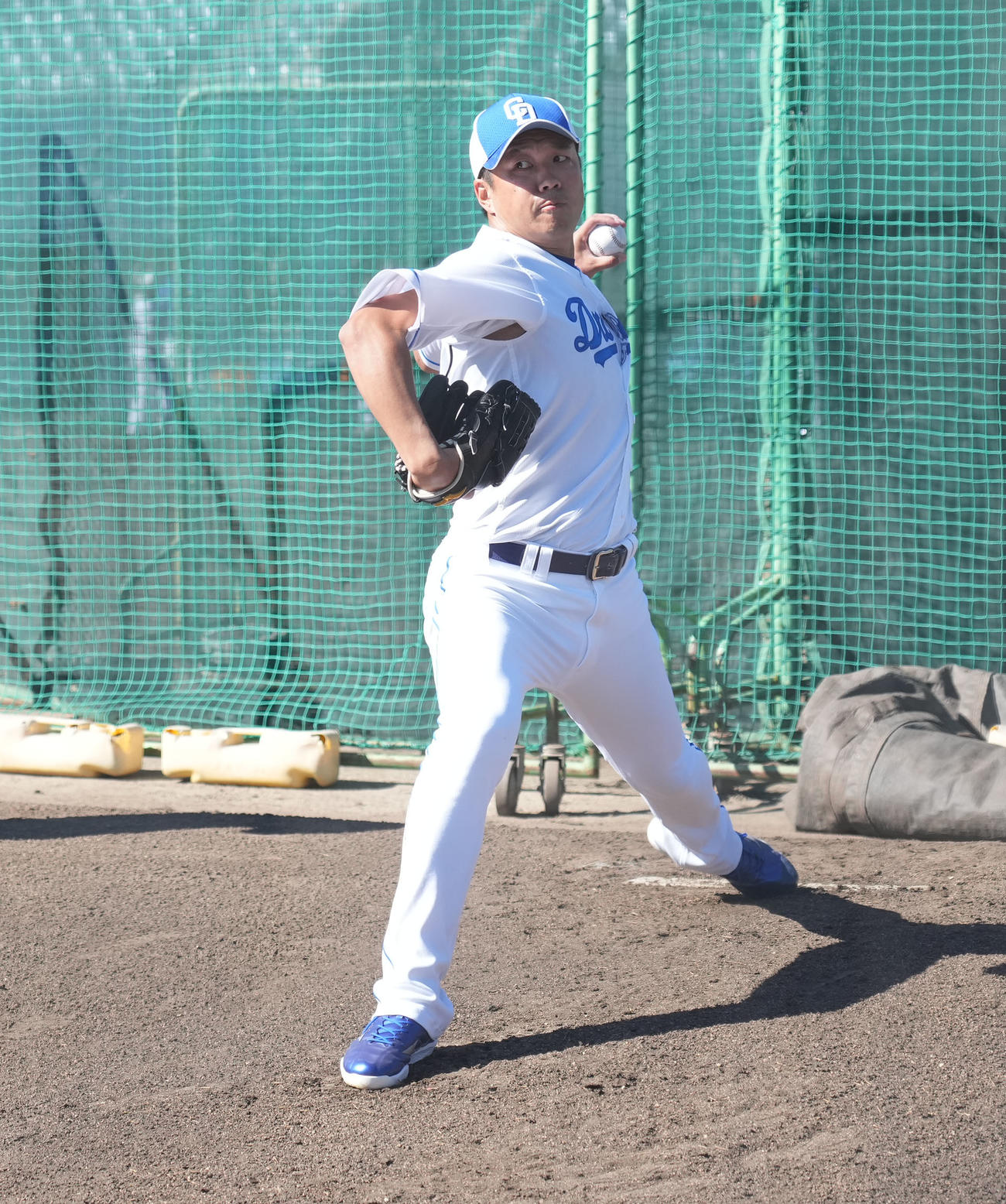 ブルペンに入り投球練習をする大野雄（撮影・森本幸一）