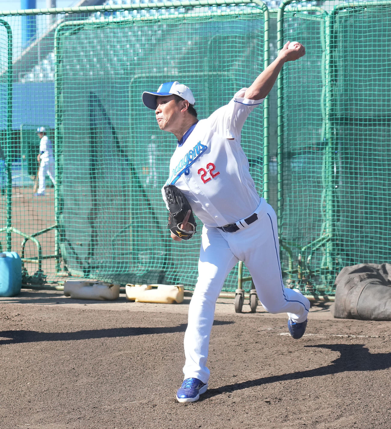 ブルペンに入り投球練習をする大野雄（撮影・森本幸一）