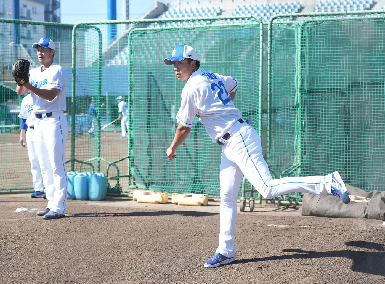 ブルペンに入り投球練習をする大野雄（右）左は岩崎（撮影・森本幸一）
