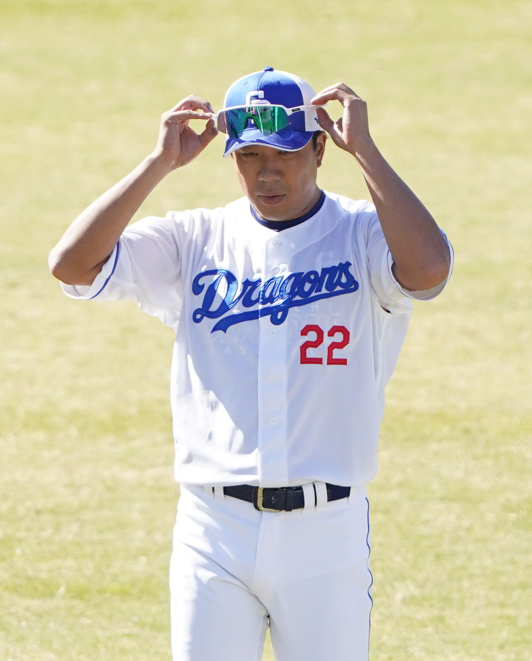 サングラスを手にする大野雄（撮影・森本幸一）