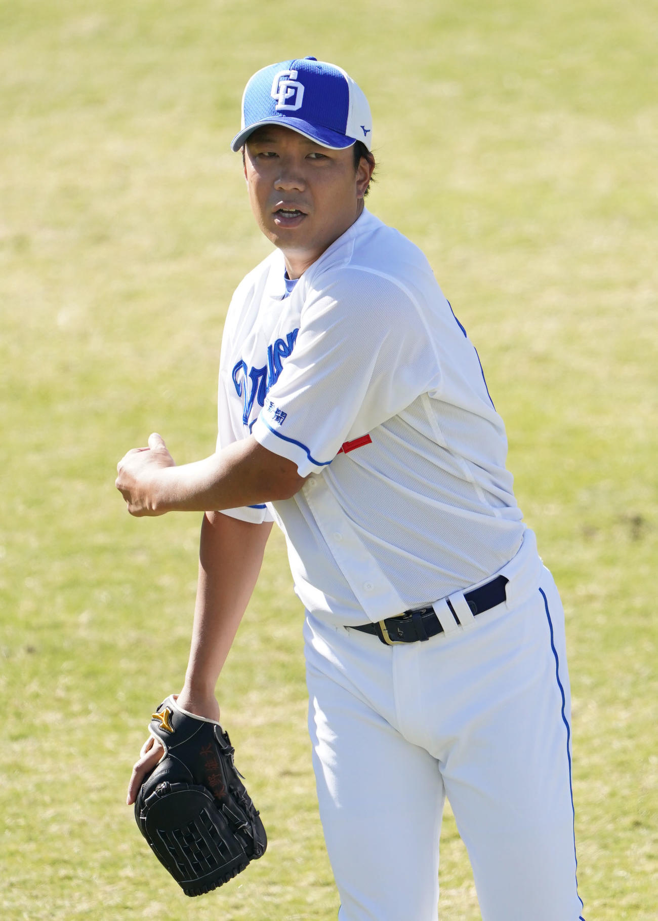 キャッチボールをする大野雄（撮影・森本幸一）
