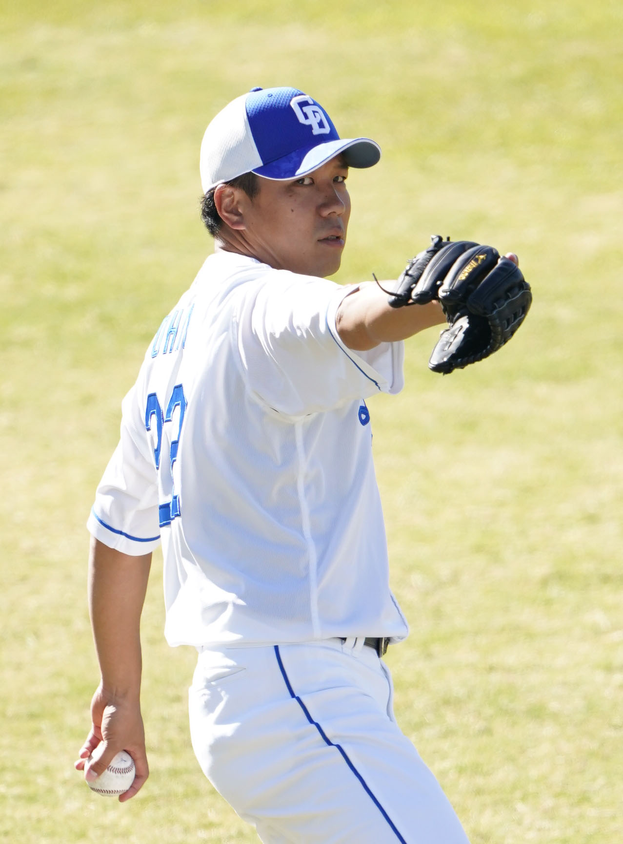 キャッチボールをする大野雄（撮影・森本幸一）
