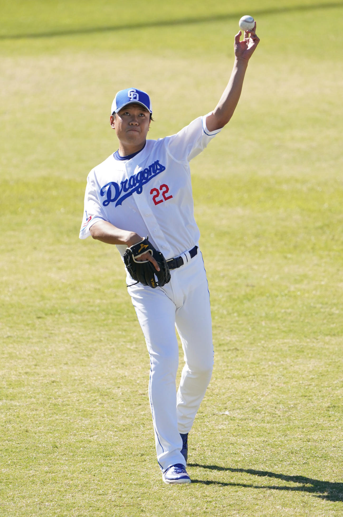 キャッチボールをする大野雄（撮影・森本幸一）