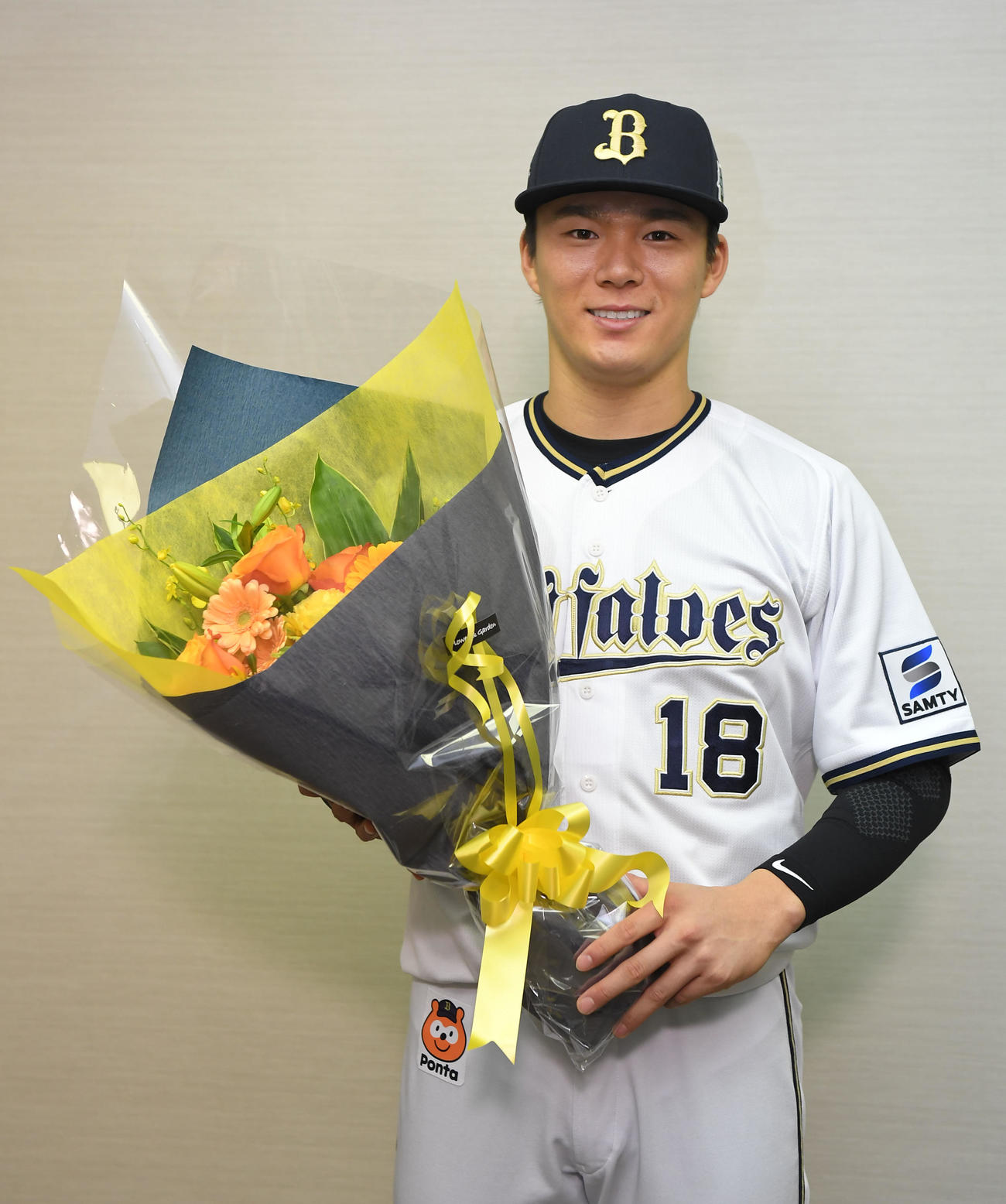 沢村賞を受賞し花束を贈られたオリックス山本