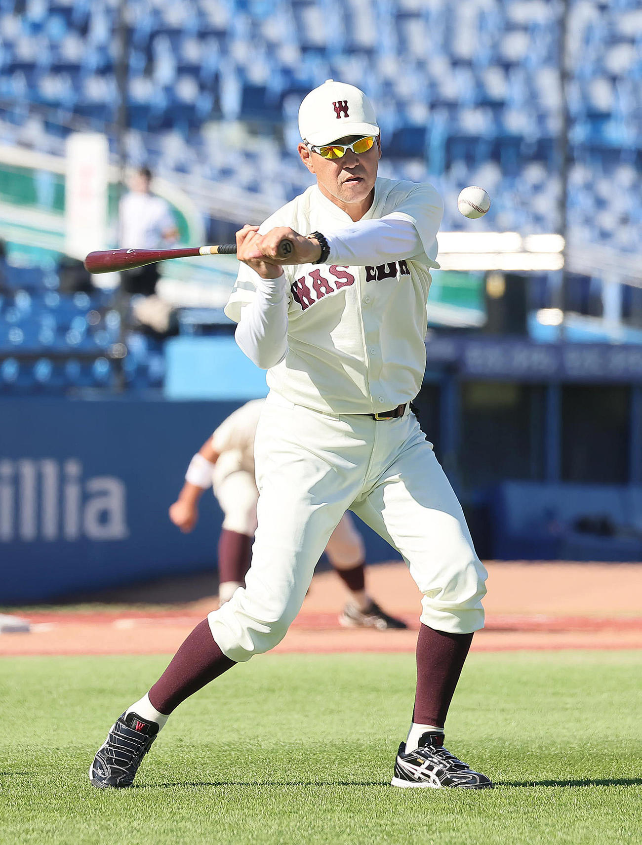 試合前のノックを行う早大・小宮山監督（撮影・足立雅史）