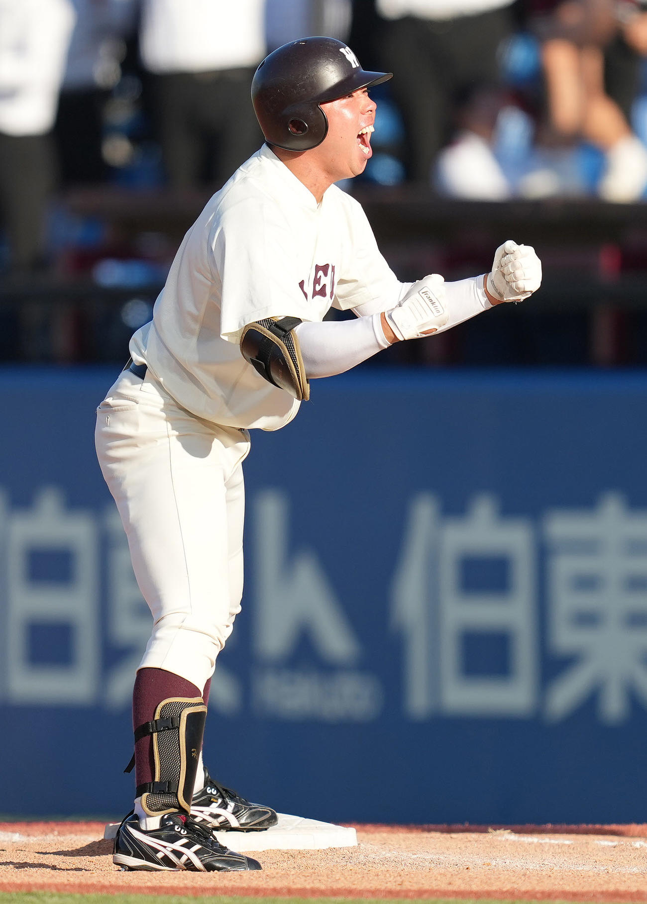 慶大対早大　7回裏早大1死一塁、中前打を放ち、雄たけびを上げる代打森田朝（撮影・鈴木みどり）