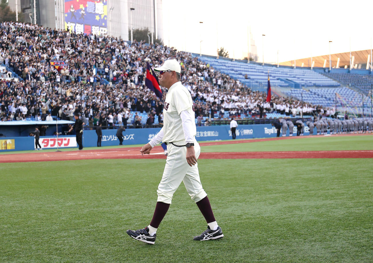 慶大対早大　敗れ、引き揚げる早大・小宮山監督（撮影・足立雅史）