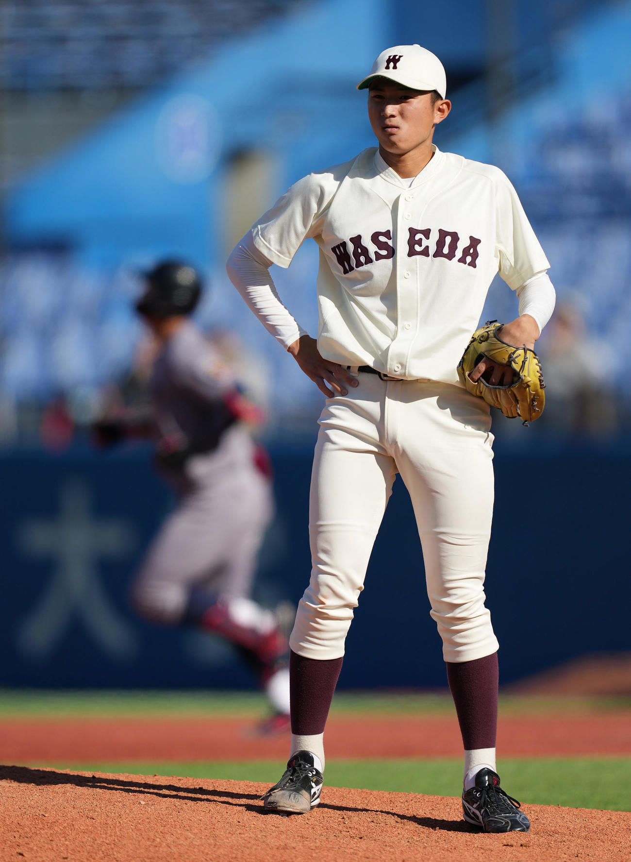 慶大対早大　3回表慶大無死一塁、広瀬に先制の左越え2点本塁打を浴び、ぼうぜんとする加藤（撮影・鈴木みどり）