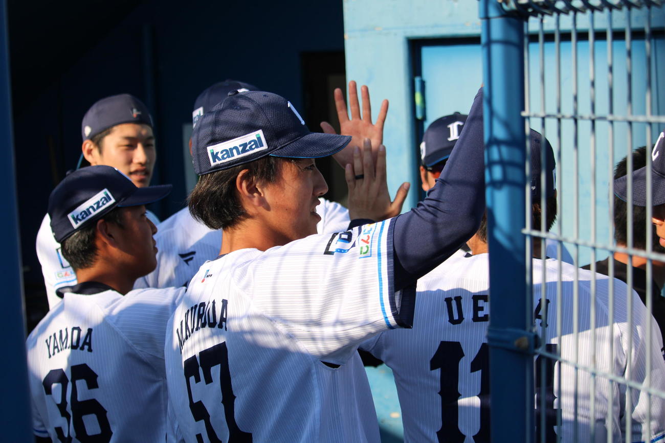 29日にフェニックスリーグ優勝が決まり、ベンチ裏で喜ぶ若手投手陣たち（撮影・金子真仁）