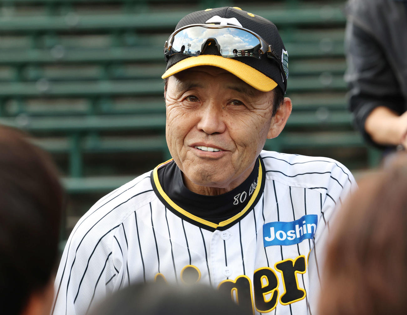 阪神練習　囲み取材で笑顔で話す阪神岡田監督（撮影・宮地輝）