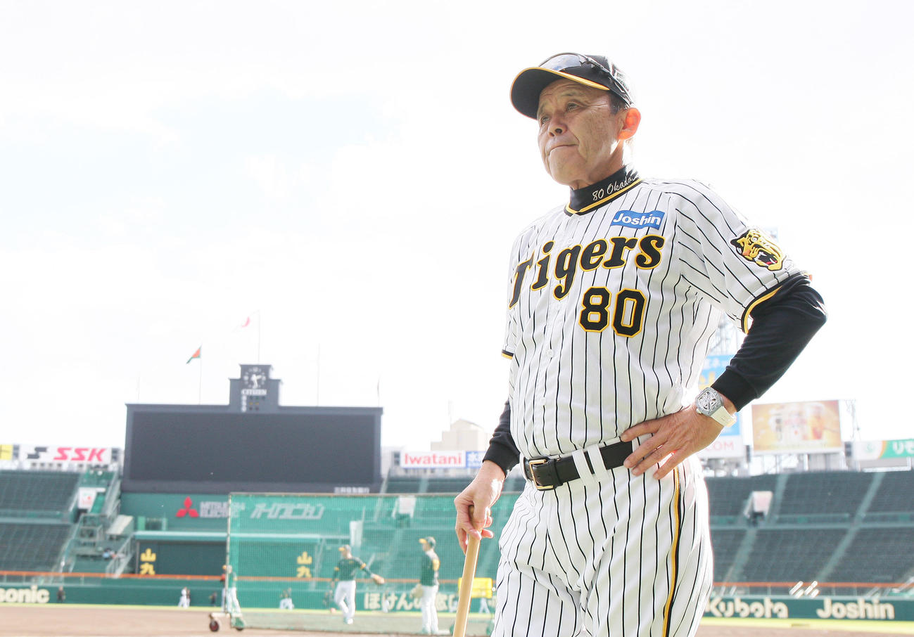 練習を見守る阪神岡田監督（撮影・上山淳一）