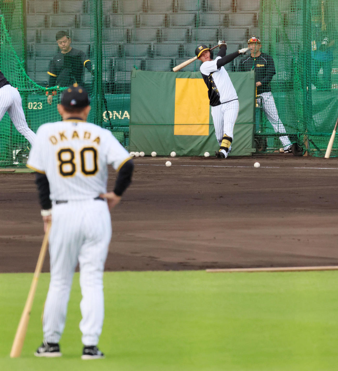 岡田監督（右）が見守る中、打撃練習を行う森下（撮影・加藤哉）