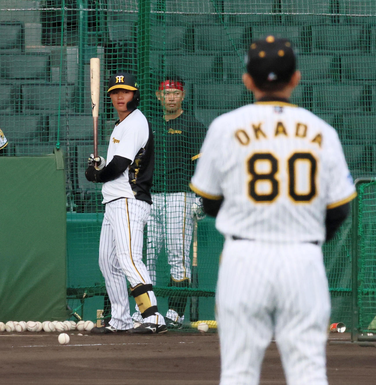岡田監督（右）が見守る中、打撃練習を行う森下（撮影・加藤哉）