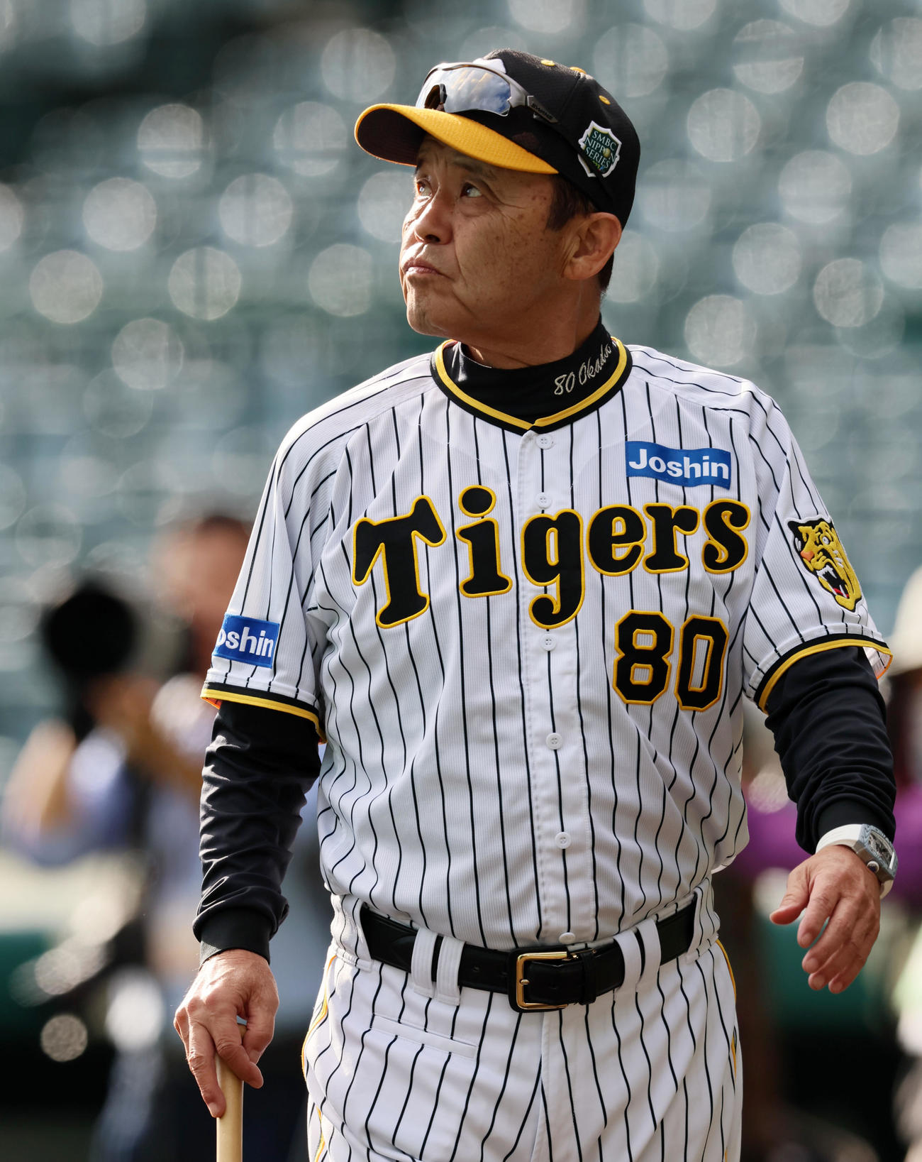 練習中、考え事をしながら移動する岡田監督（撮影・加藤哉）