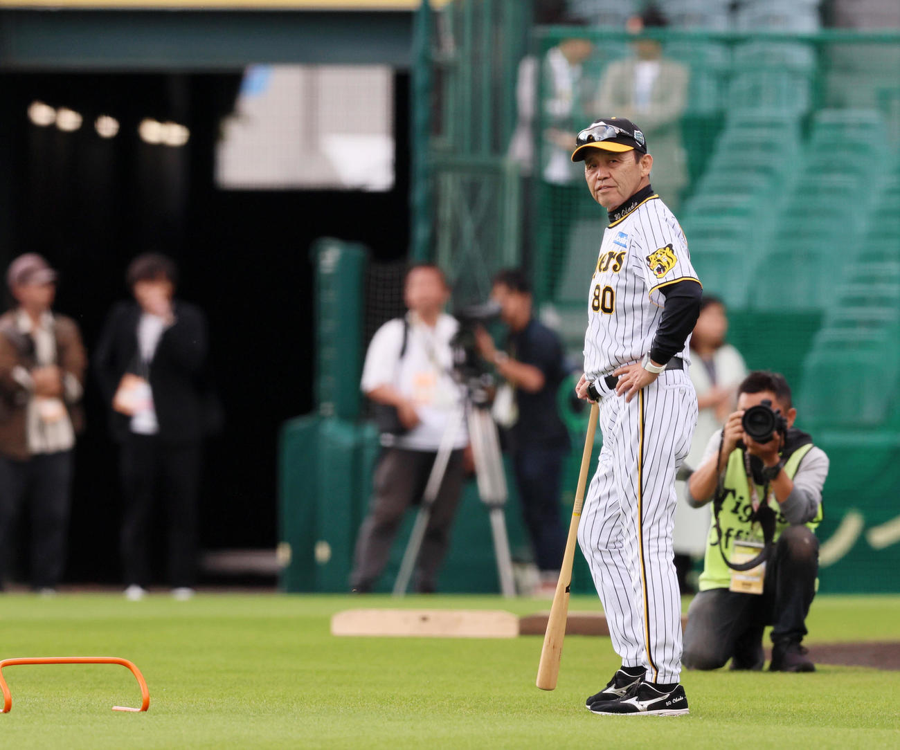 グラウンドから選手を見つめる岡田監督（撮影・加藤哉）