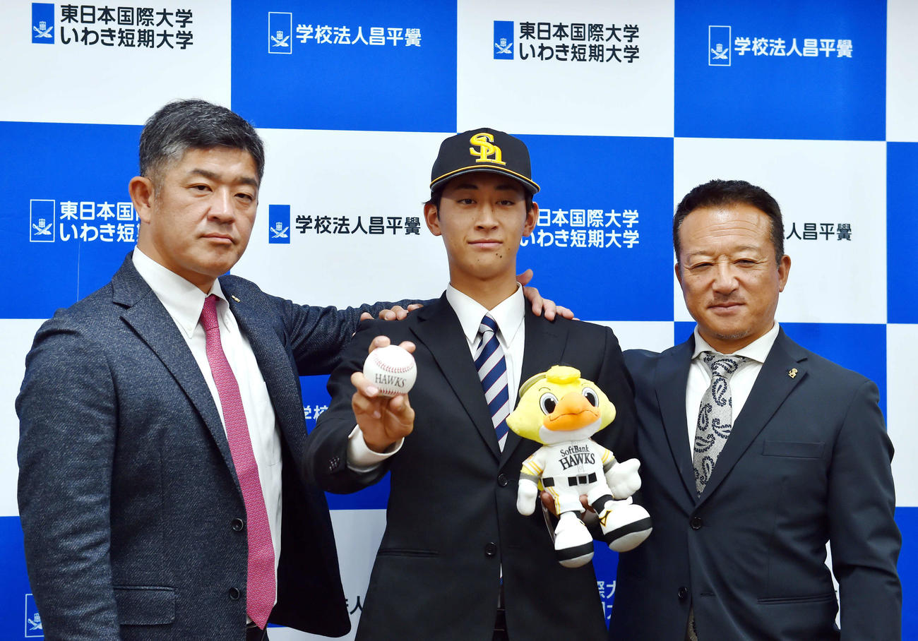 プロでの活躍を誓った東日本国際大・大山（中央）はソフトバンク福山アマスカウトチーフ（左）、作山アマスカウトチーフ補佐と引き締まった表情を見せる（撮影・相沢孔志）
