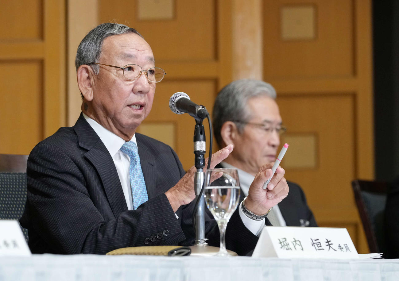 2023年沢村賞選考委員会を終え記者会見する堀内委員長。右は選考委員の山田氏（撮影・小沢裕）