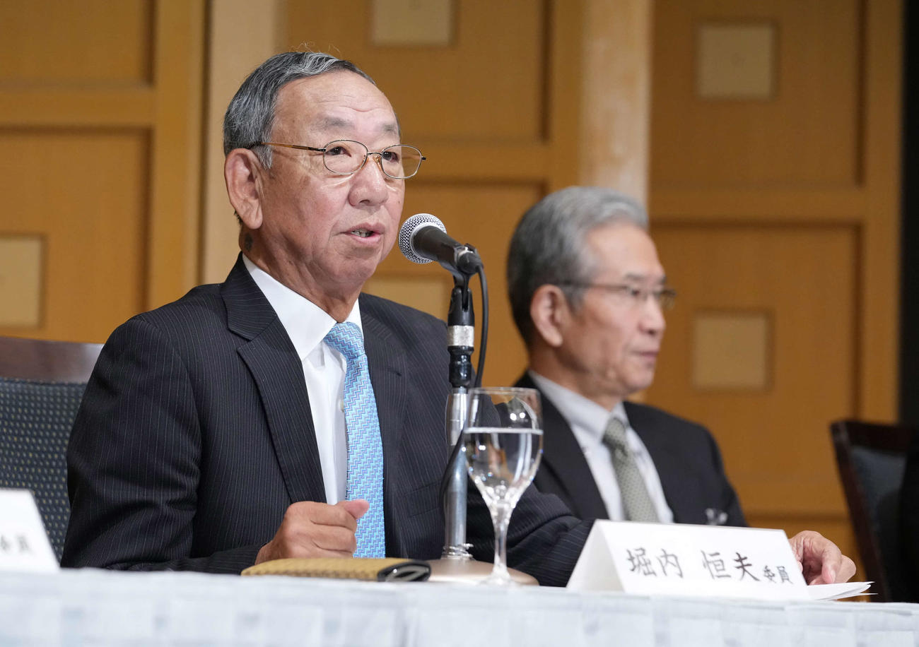 2023年沢村賞選考委員会を終え記者会見する堀内委員長。右は選考委員の山田氏（撮影・小沢裕）