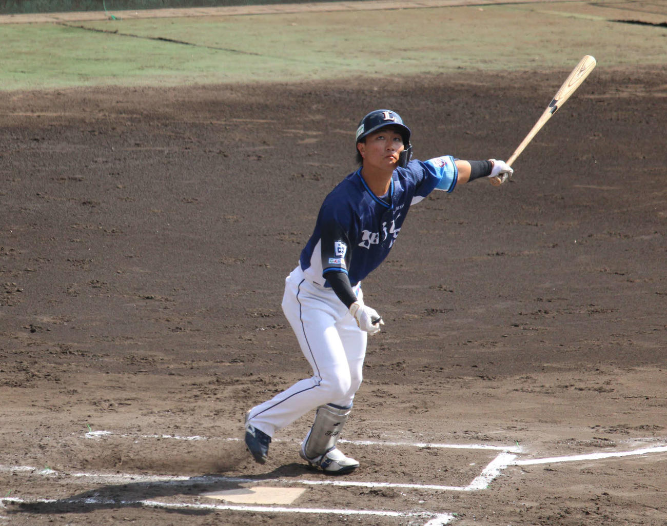チーム初安打の前にファウルで粘り続けた西武古市（撮影・金子真仁）