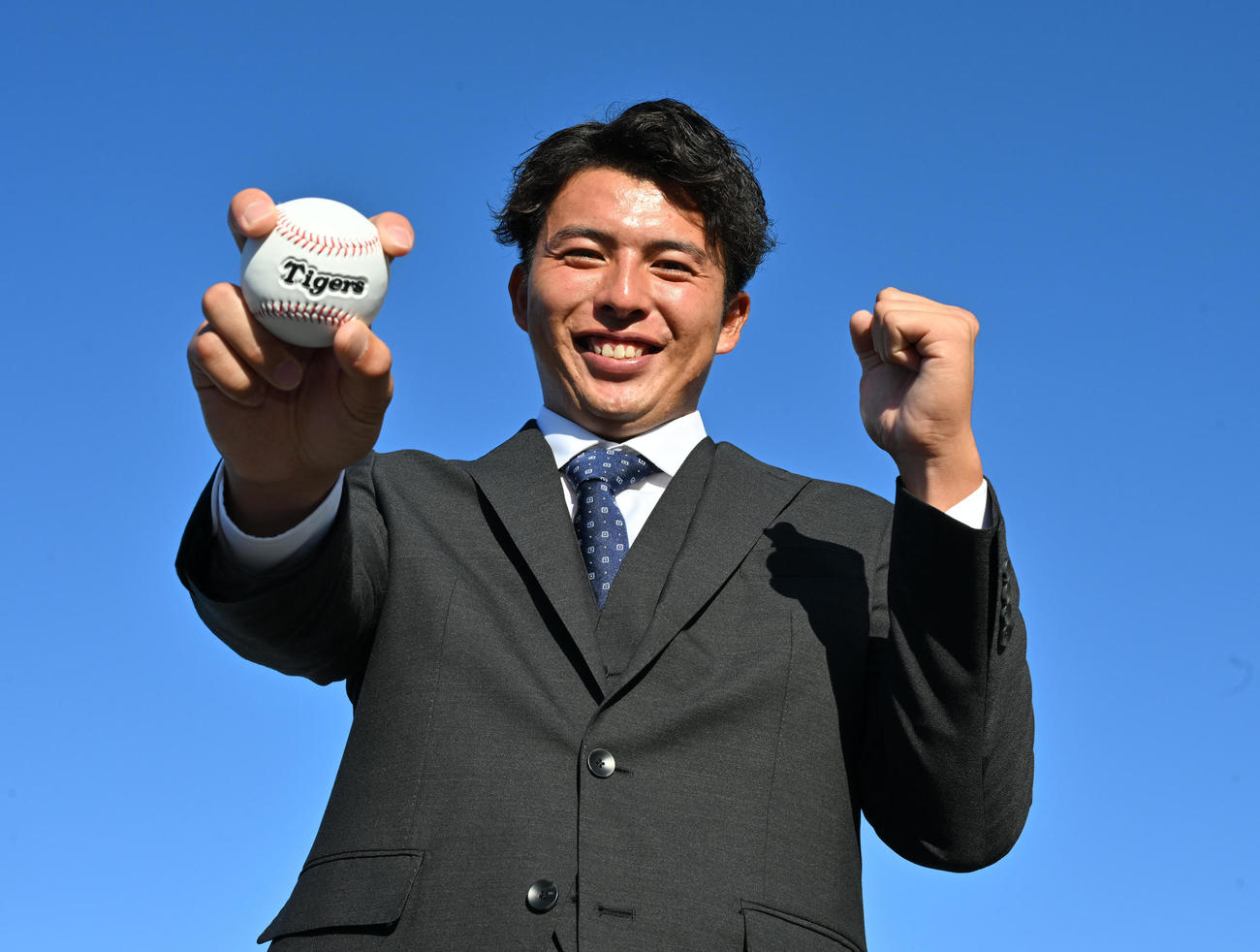青空を背に笑顔を見せるドラフト2位の徳島インディゴソックス椎葉剛（撮影・石井愛子）