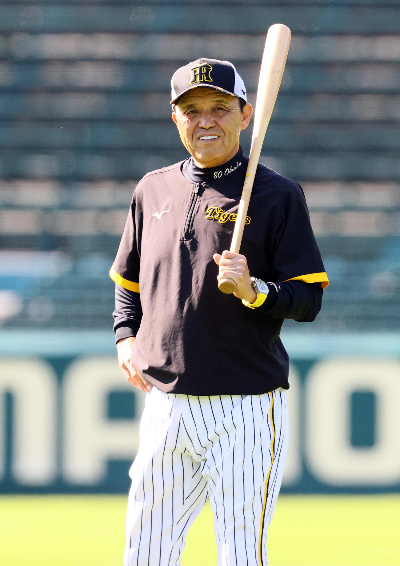 リラックスした表情で練習を見つめる阪神岡田彰布監督（撮影・上山淳一）＝2023年10月23日、甲子園球場