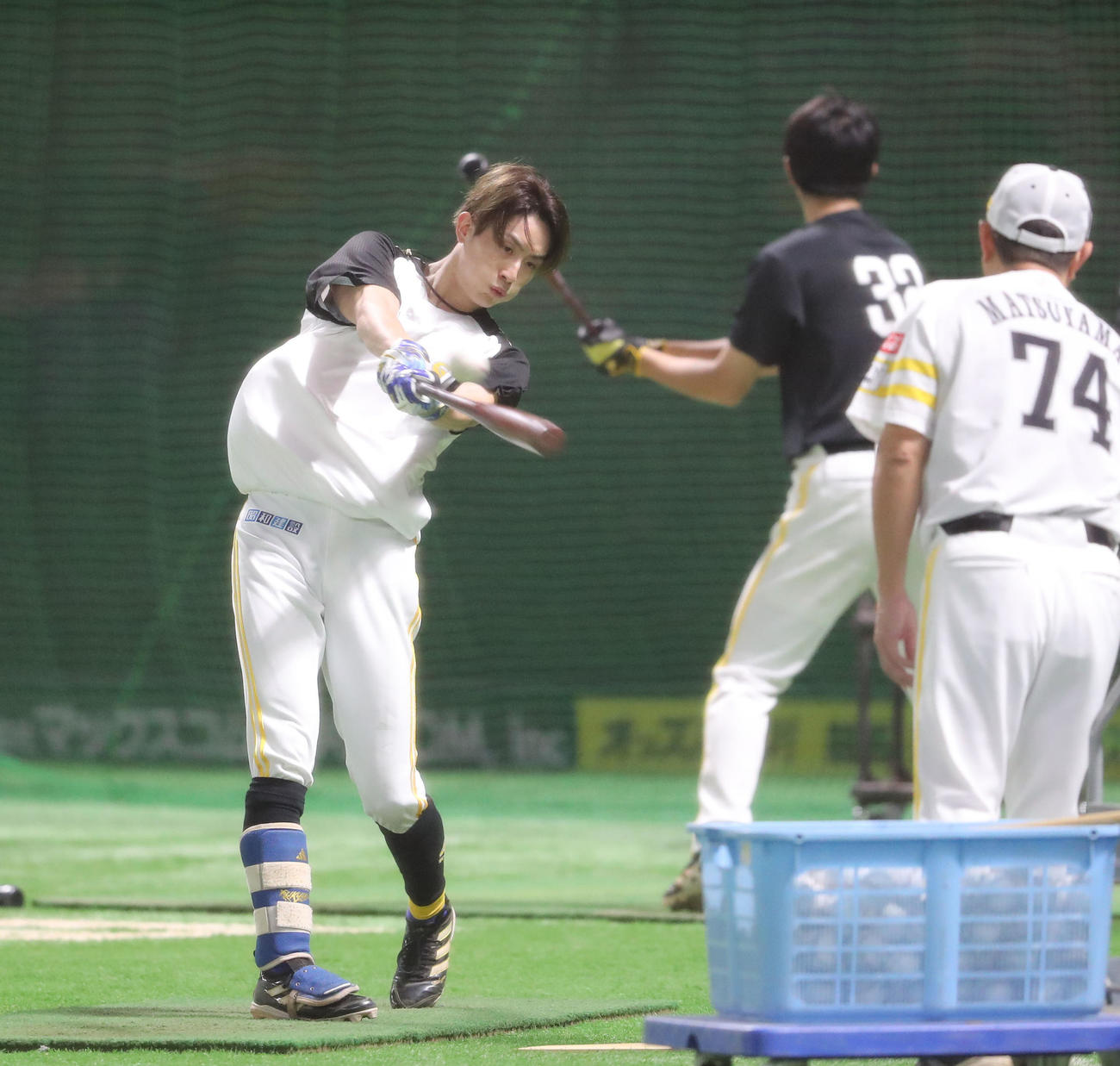 ロングティーで球をスタンドに打ち込む周東（撮影・梅根麻紀）