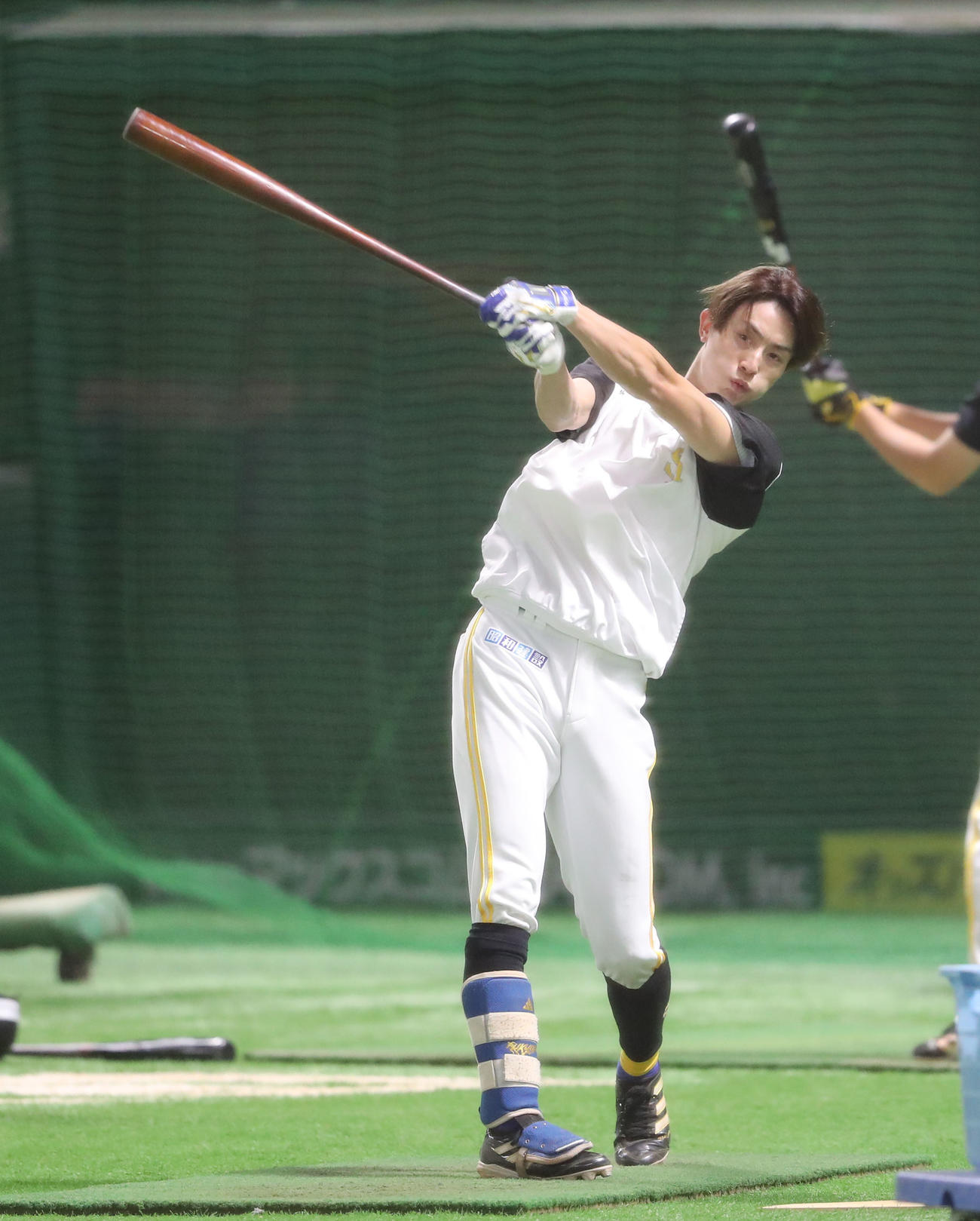ロングティーで球をスタンドに打ち込む周東（撮影・梅根麻紀）