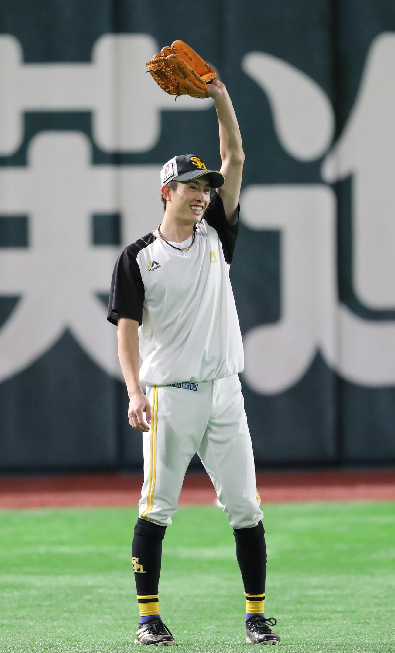元気よく守備練習を行う周東（撮影・梅根麻紀）