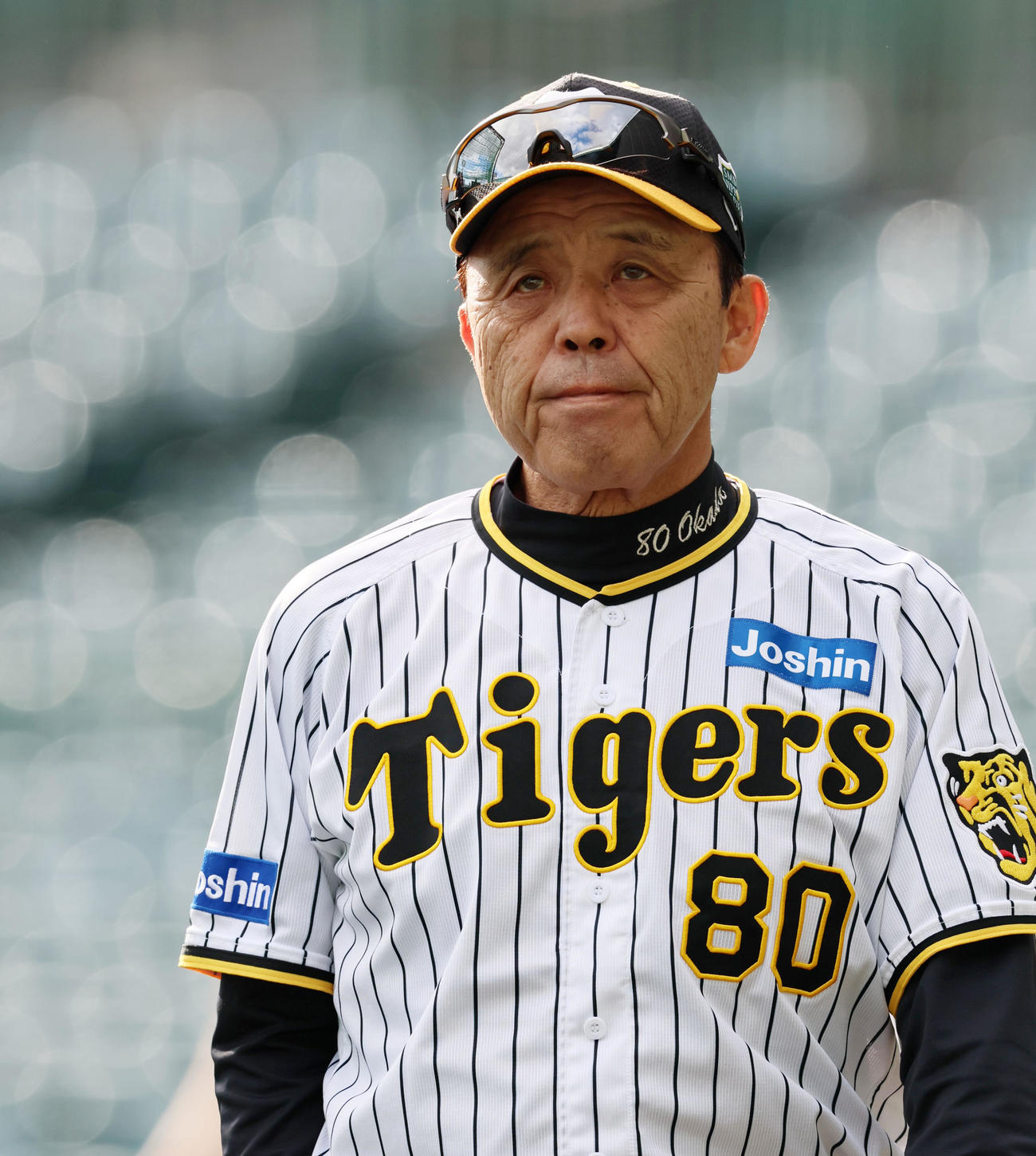 練習中、考え事をしながら移動する岡田監督（撮影・加藤哉）