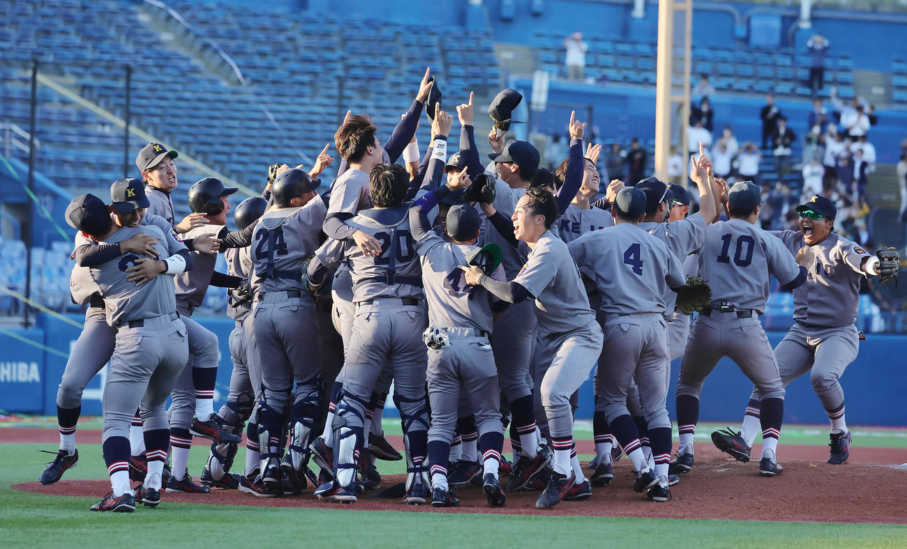 慶大対早大　優勝を決め、歓喜する慶大（撮影・足立雅史）