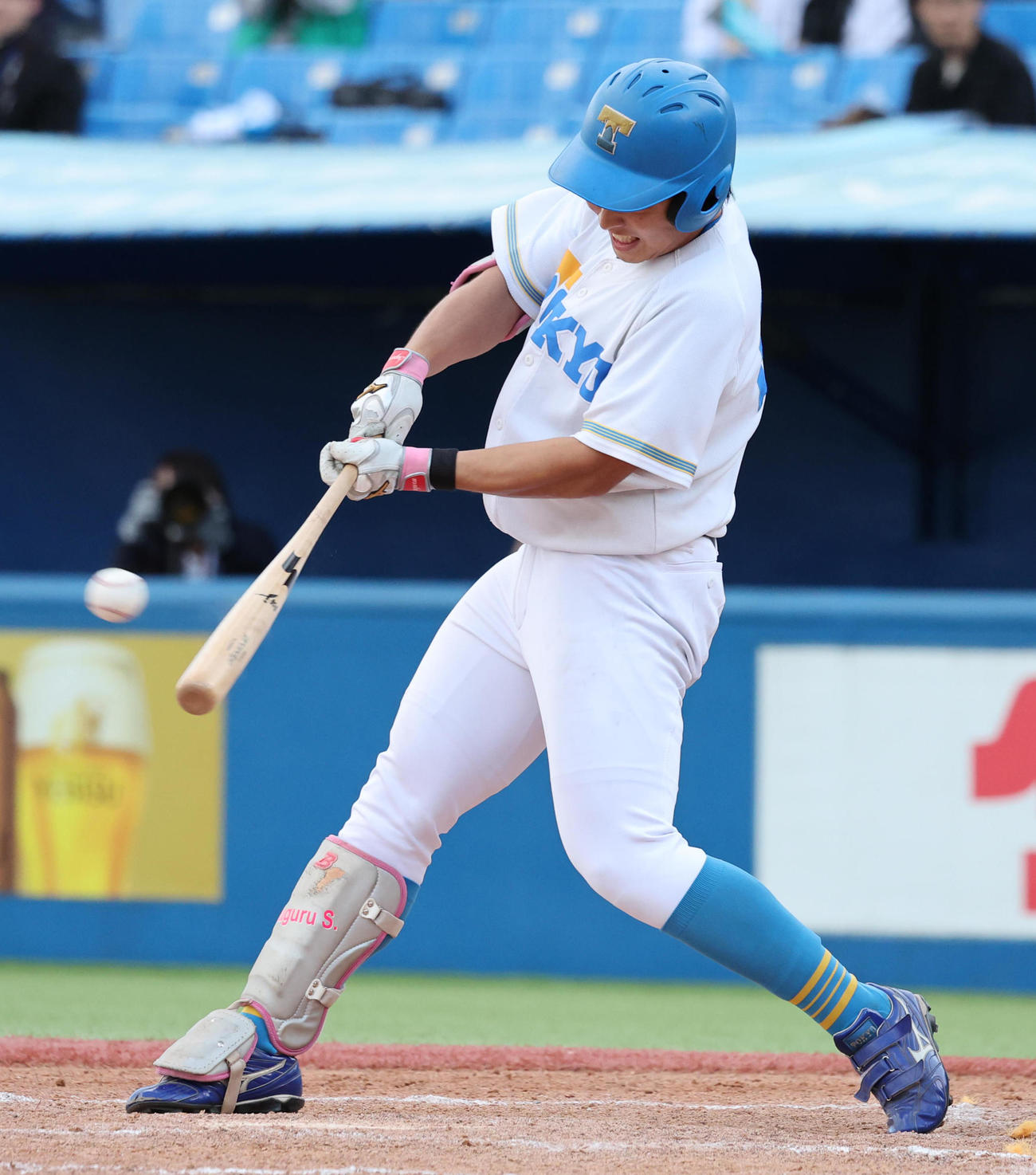 立大対東大　5回裏東大1死一、三塁、右適時二塁打を放つ酒井捷（2023年10月21日撮影）