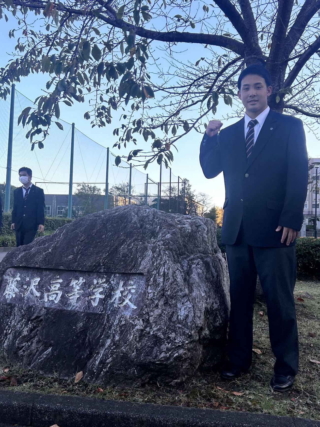 巨人から指名あいさつを受け、笑顔の日大藤沢・田上優弥（撮影・上田悠太）