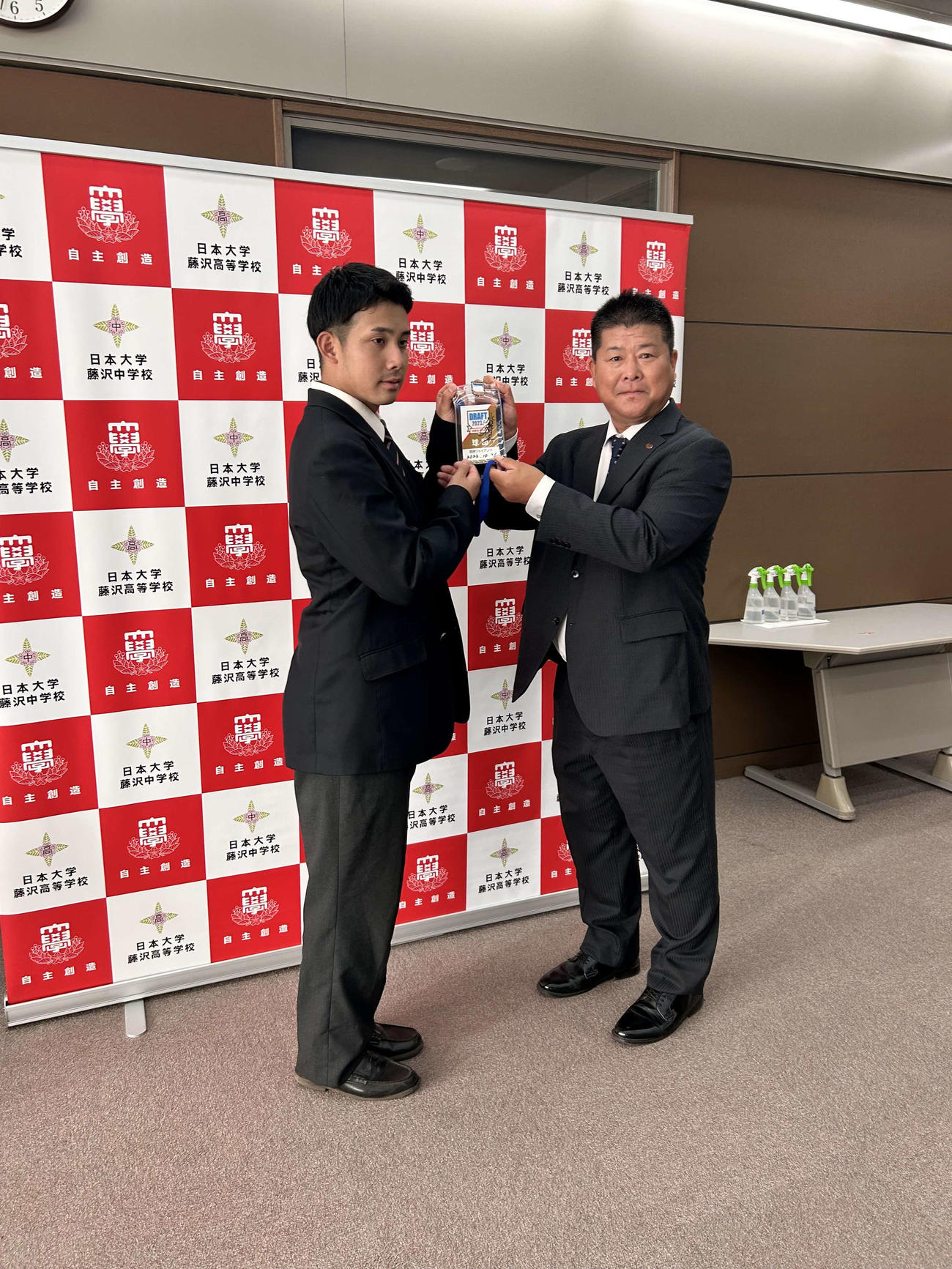 笑顔を見せる日大藤沢・田上優弥（左）と巨人森中聖雄スカウト（撮影・上田悠太）