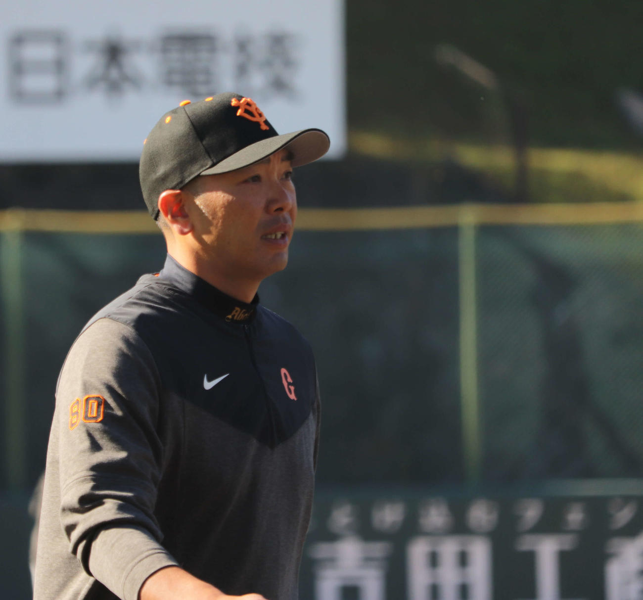 ジャイアンツ球場での秋季練習を見守る巨人阿部新監督（撮影・小早川宗一郎）