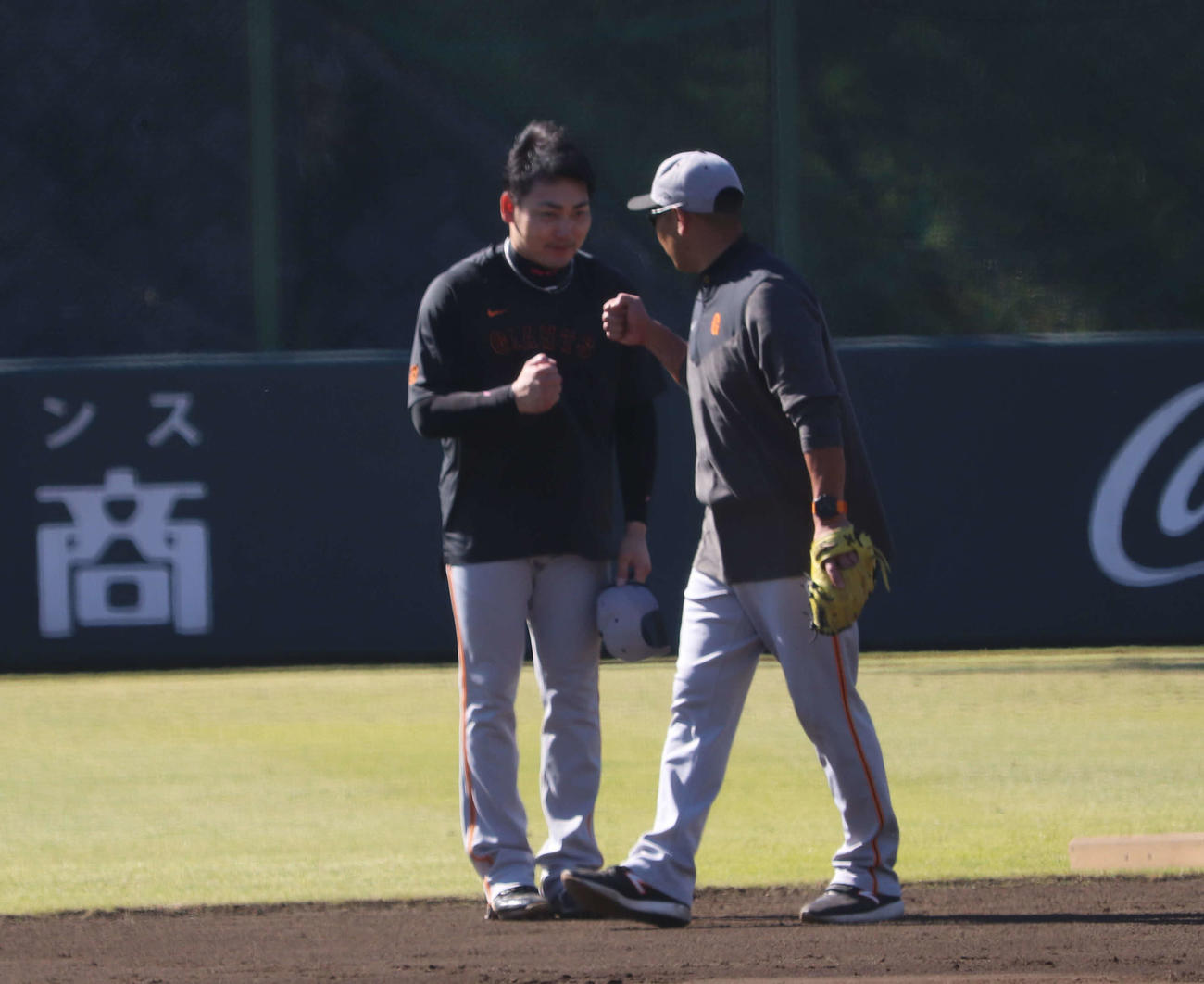 ジャイアンツ球場での秋季練習で巨人阿部新監督（右）にあいさつする丸（撮影・小早川宗一郎）