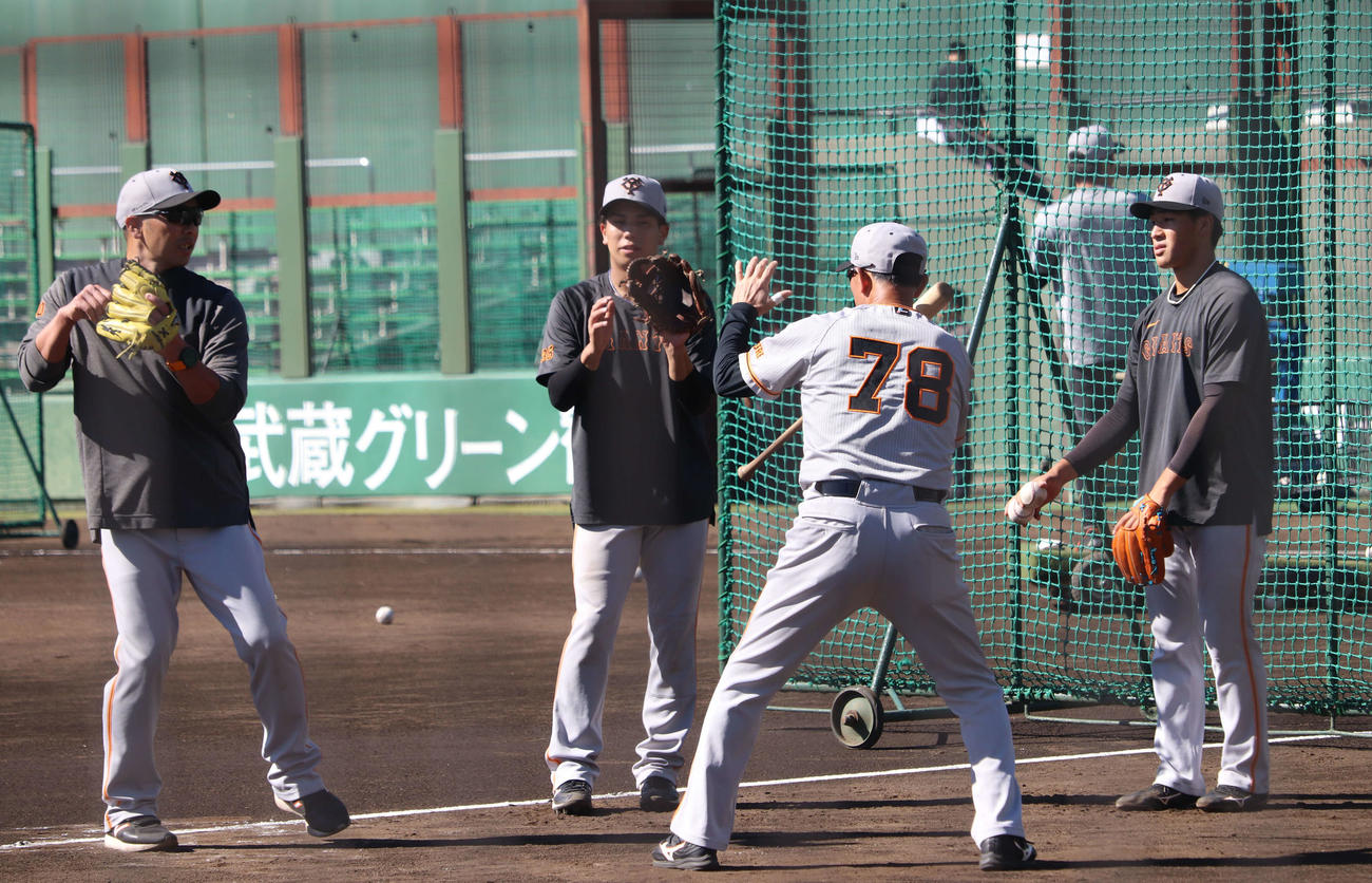 ジャイアンツ球場での秋季練習で言葉を交わす、左から巨人阿部新監督、門脇、川相内野守備コーチ、中田歩（撮影・小早川宗一郎）