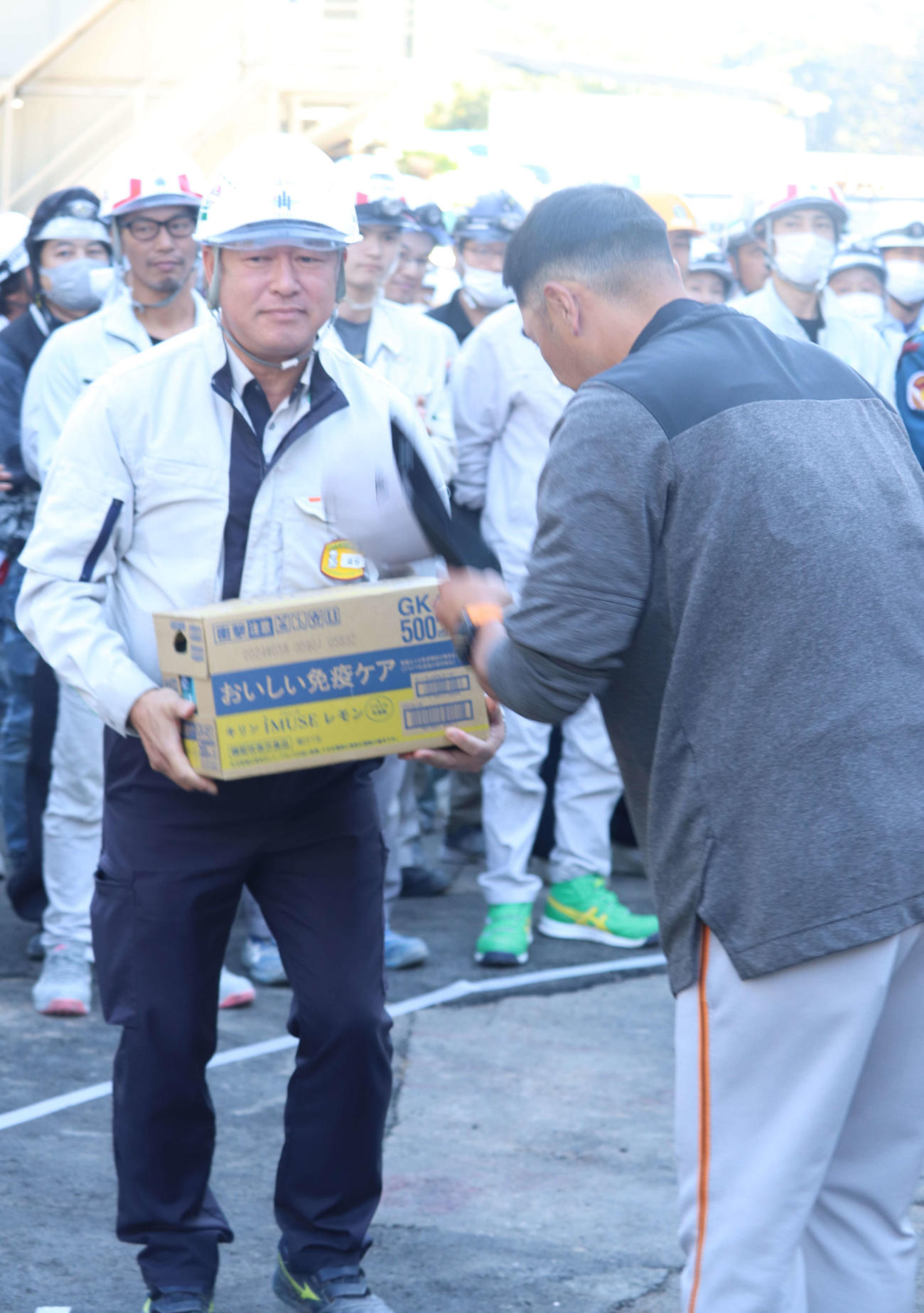ジャイアンツ寮を建設している大成建設に飲み物の差し入れをする巨人阿部新監督（右）（撮影・小早川宗一郎）