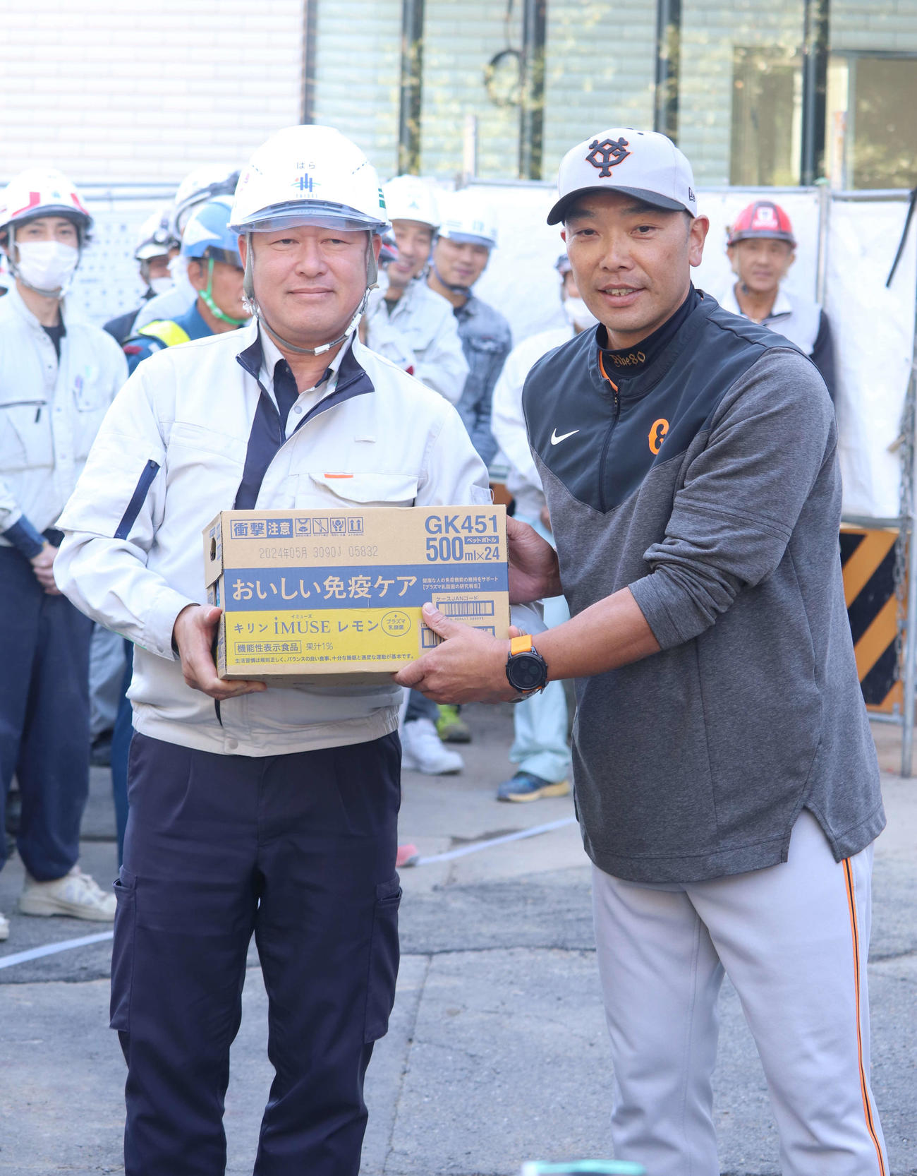 ジャイアンツ寮を建設している大成建設に飲み物の差し入れをする巨人阿部新監督（右）（撮影・小早川宗一郎）