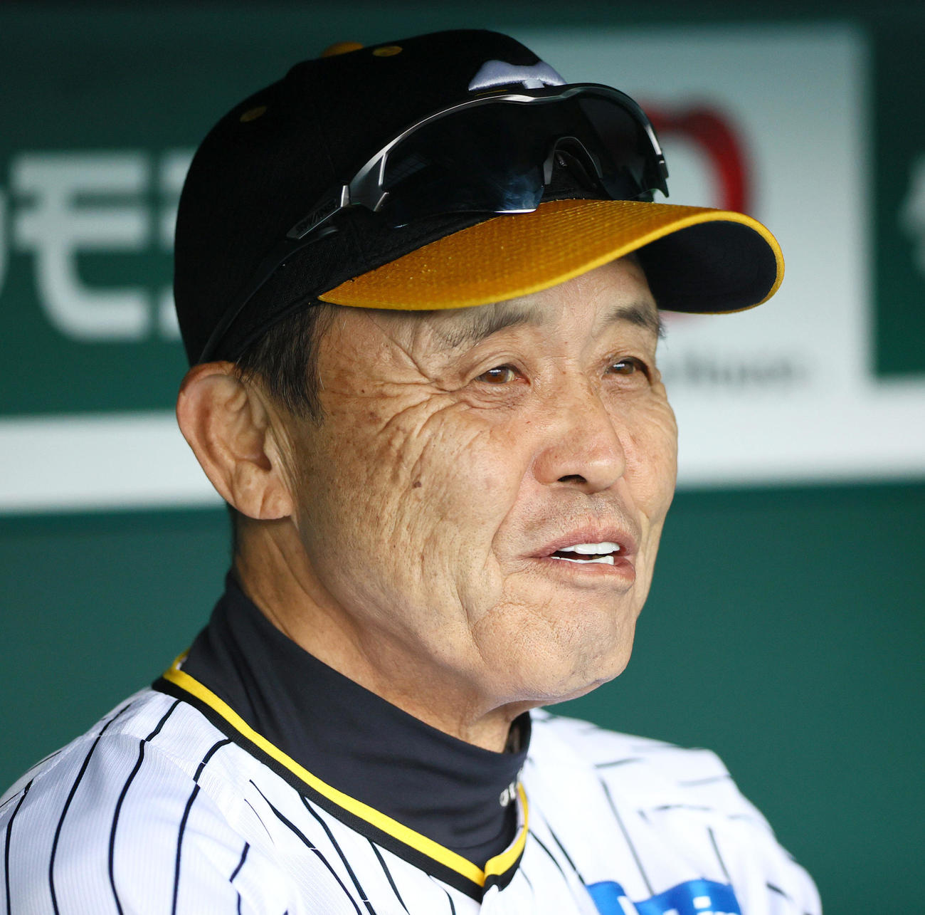 ベンチでリラックスした表情を見せる阪神岡田監督（撮影・上山淳一）