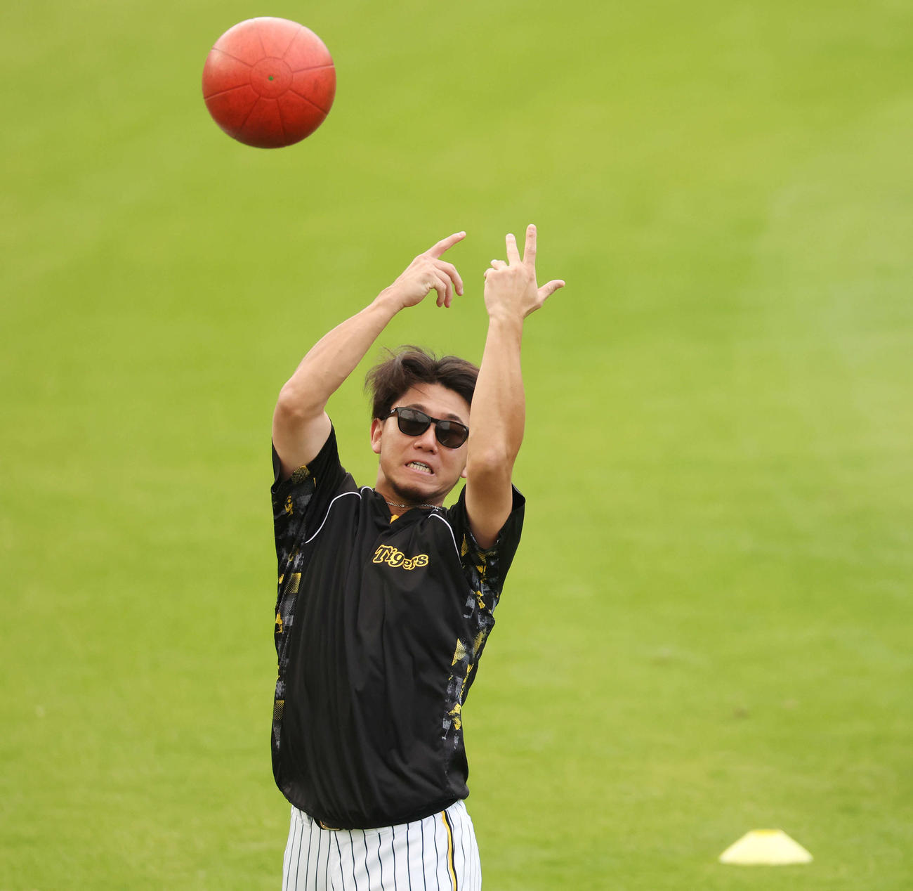 メディシンボールを投げる阪神伊藤将（撮影・宮地輝）