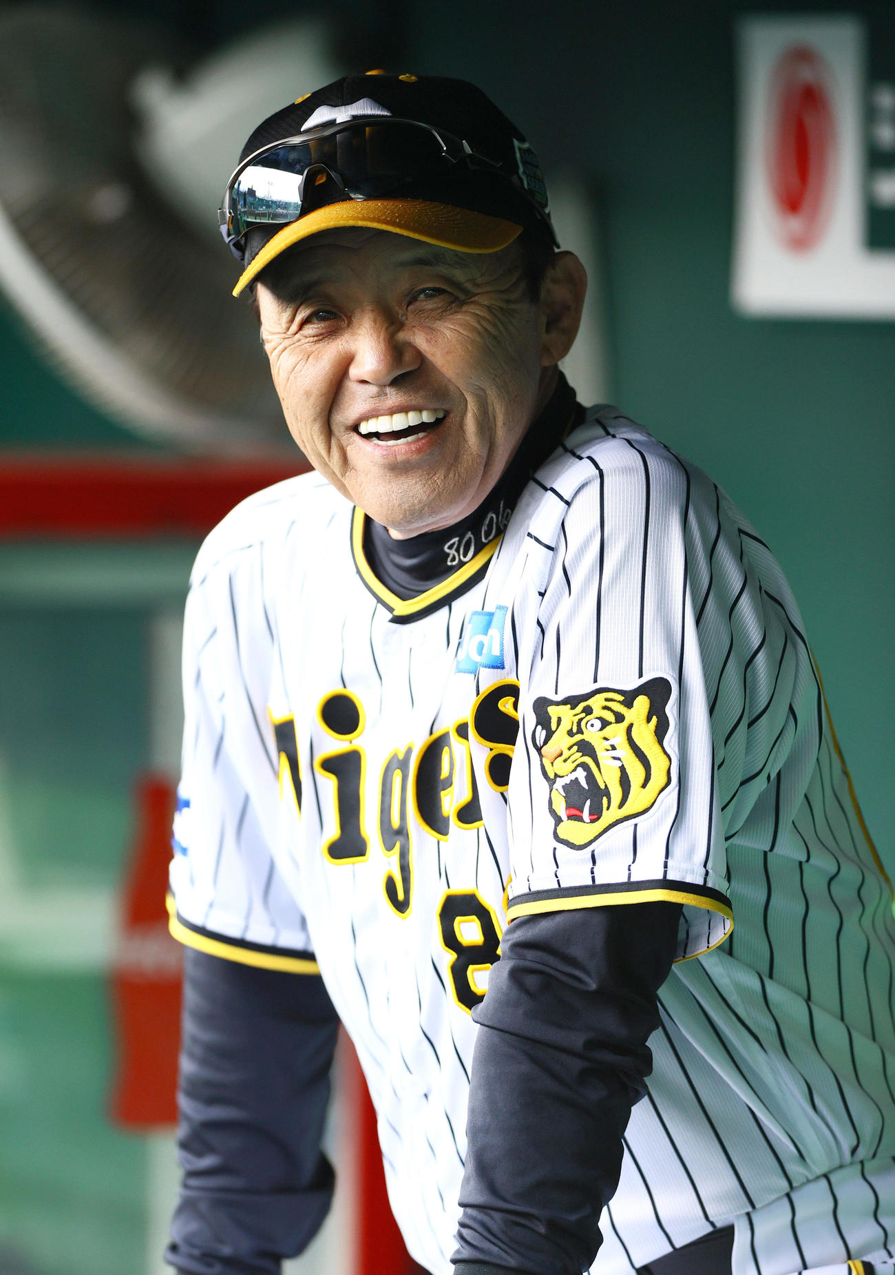 ベンチで笑顔を見せる阪神岡田監督（撮影・上山淳一）