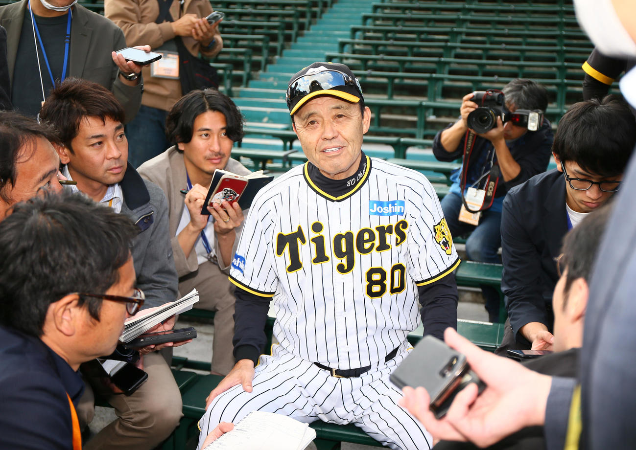 練習を終えた阪神岡田監督は報道陣の取材を受ける（撮影・上山淳一）