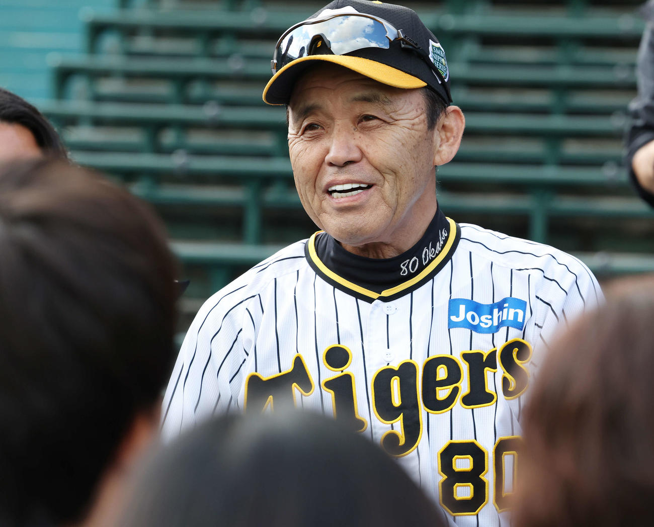 阪神練習　囲み取材で笑顔で話す阪神岡田監督（撮影・宮地輝）