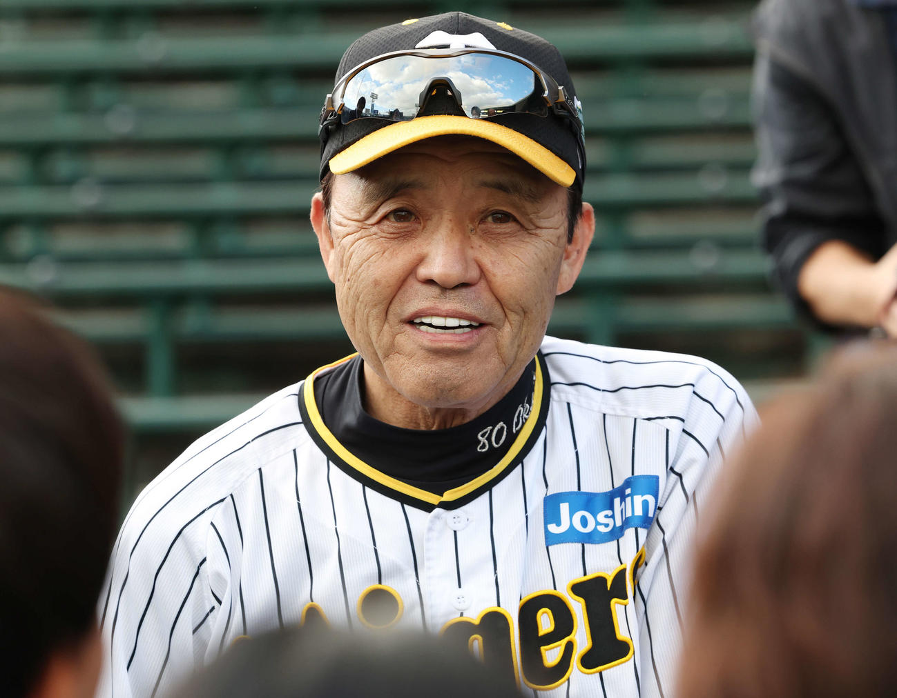 阪神練習　囲み取材で笑顔で話す阪神岡田監督（撮影・宮地輝）